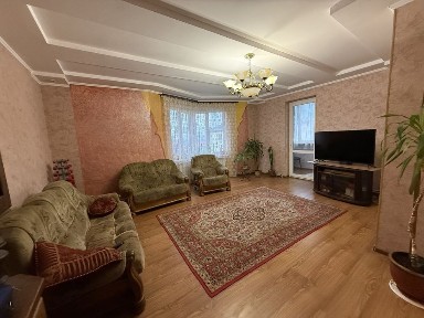 Продається простора трьохкімнатна квартира