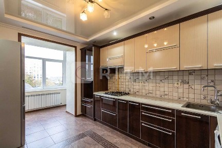 Простора 2-кімнатна квартира у зеленому районі на вул Б. Хмельницького