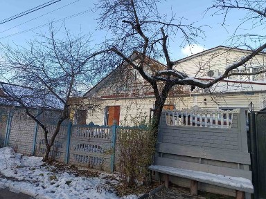 Продам частину будинку, окремий двір, з гаражем