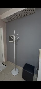 Сдается половина кабинета.