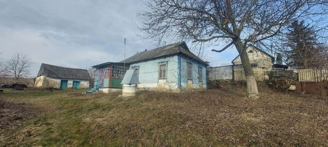 Продається старенький будинок в селі Порадівка з великою ділянкою
