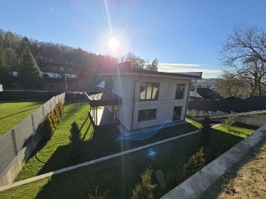 Будинок в Лісниках