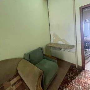 Частина будинку з місцем для авто