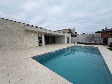 Продажа стильного одноэтажного дома с бассейном в Совиньоне.