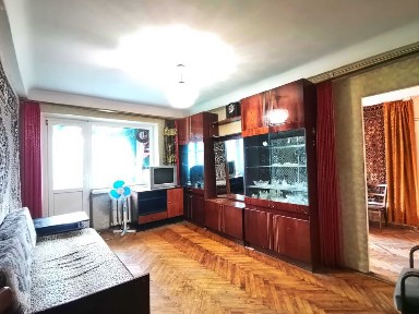 Продаж двокімнатної квартири в центрі міста.