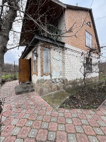 Продаж двоповерхового будинку з банею та ставком