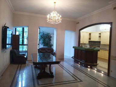 вул. Богомольця, 5. Будинок класу Еліт. Світло в наявності 24/7.