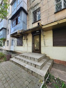 Продам помещение под офис на поселке Котовского. На фасаде.