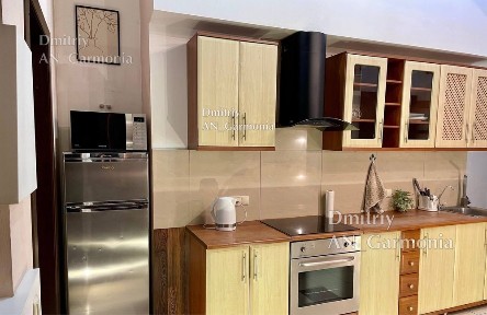 3-к Центр, поруч Зупинка