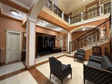 Особняк 1400м с бассейном и выходом на озеро Золотые ворота Козин без%