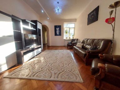 Подобово (Посуточно), 2-х кімнатна квартира в центрі міста.