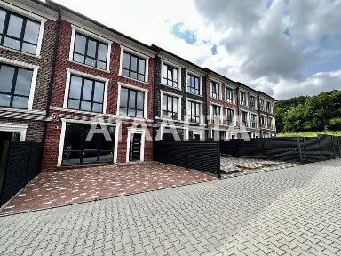 Танхаус зданий+ 2 гаражі з документами