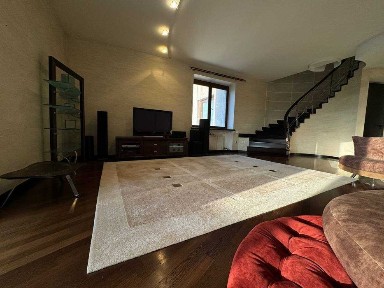 Продам 2-поверхову ексклюзивну квартиру з меблями від господаря