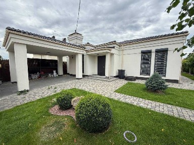 Оренда автономного та сучасного будинку з басейном та лазнею.