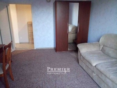 Класика, що не старіє - високі стелі, міцні стіни, правильна локація!