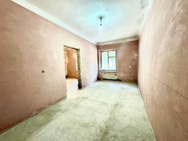 Продається 3-кімнатна квартира в центрі міста.