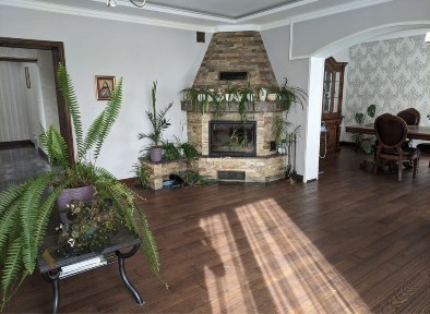 Гарний особняк, є все, гараж на дві машини.