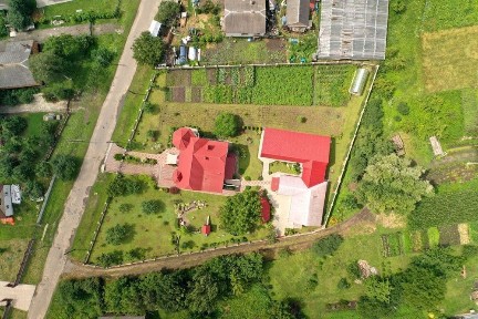 Будинок 2 входи з функціональним цоколем, Басейн та гостевою будівлею