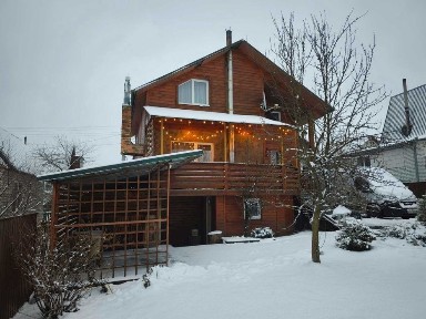 Продається будинок з каміном в дачному масиві