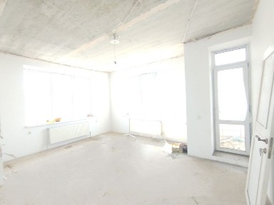 Продам новобудову 91 м² біля центрального ринку з частковим ремонтом
