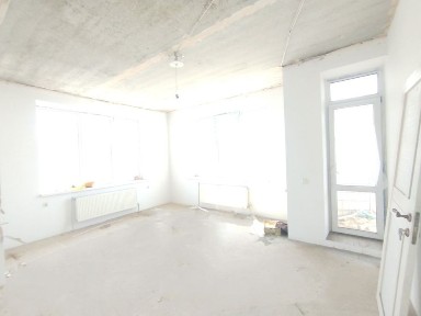 Продам новобудову 91 м² біля центрального ринку з частковим ремонтом
