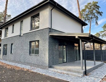 Будинок біля школи Атлетики в Лісовій Бучі.