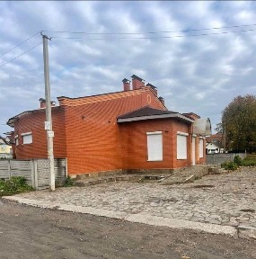 Здається в оренду приміщення 235 кв м, є також двір 2 сотки