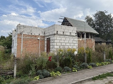 Ділянка з будинком під реконструкцію