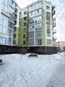 Продаж великогабаритної квартири з двома гаражами, окремим входом та власним укриттям