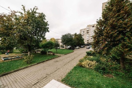 Продам 4-кімнатну квартиру в затишному місці центру Луцька