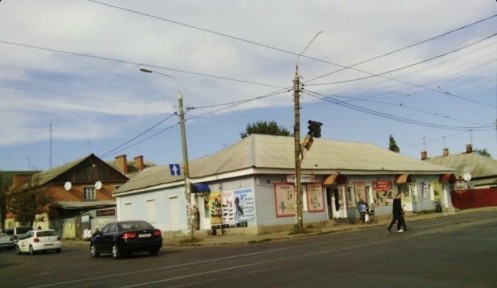 Торг/Продам/Фасадне комерційне приміщення з земельною ділянкою в центрі.