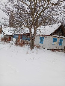 Хата в селі, в тихому місці, з угіддями і огородом