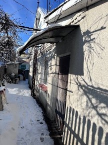 Продається 1/2 будинку.