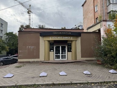 Просторе приміщення з окремим входом на Замковій