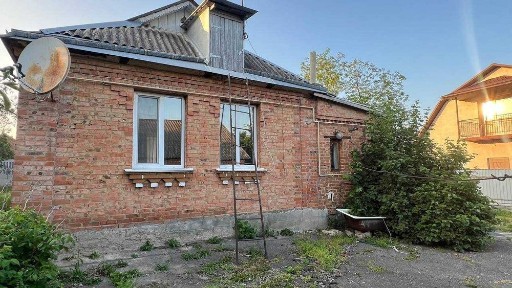 Будинок в передмісті з усіма комунікаціями працюємо по держпрограмах