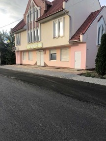 Житлове приміщення з магазином