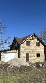 Прожаж 2х поверхового будинку з хорошою локацією.