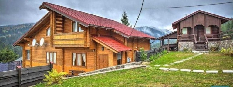 Найкращі краєвиди! Продаж садиби в Яблуниці біля Буковелю. Два будинки на території