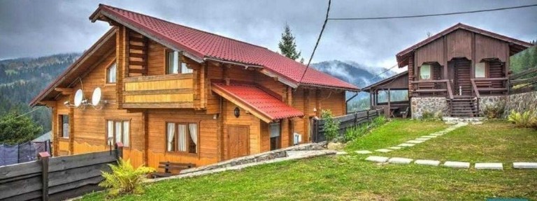 Найкращі краєвиди! Продаж садиби в Яблуниці біля Буковелю. Два будинки на території
