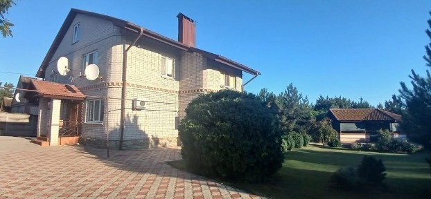 Добротный дом с бассейном.