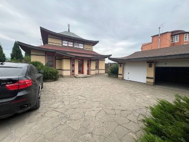 Будинок в Дніпрі з басейном та сауною, біля річки