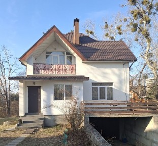 Просторий світлий будинок в місті Вишгороді.