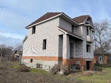 Продам двоповерховий цегляний будинок. Район 304 кварталу.