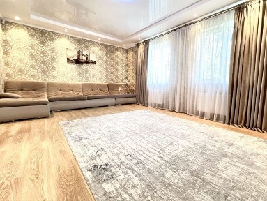 Укомплектований будинок з гаражем