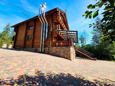 Продається діючий готель на березі річки Опір в курортному с. Славське