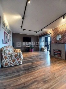 Продаж! Квартира що привертає увагу! поруч метро!