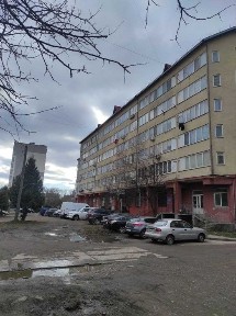 Продається 3 км. кв. з чорновим ремонтом біля парку Хоткевича