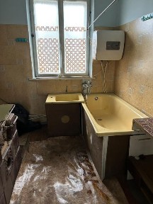Продається будинок с. Вікняни з комінікаціями