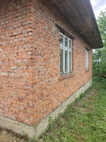 Будинок двоповерховий, цегляний, газифікований в центрі села Трач.