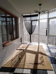 Велика квартира з тьома спальнями і терасою, ліфт.